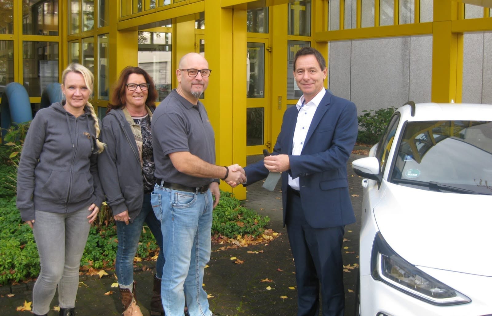 NILOS GmbH & Co. KG übergeben uns unser neues Vereinsauto